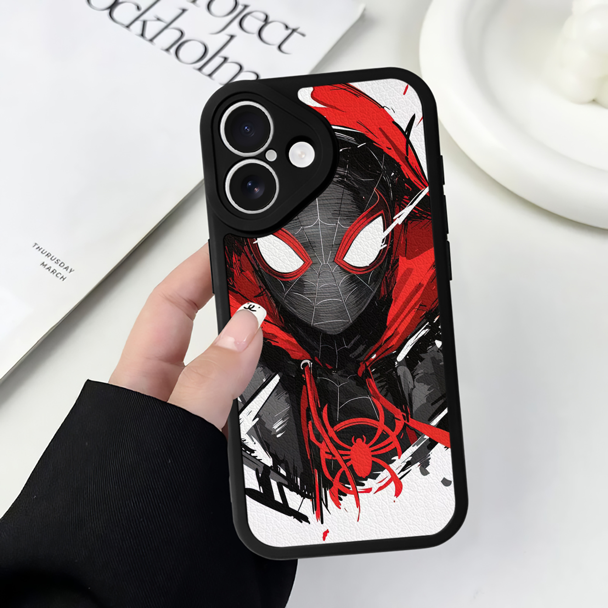 （画像用） Spider Man スパイダーマン 【iPhone 16シリーズ対応】シリコンスマホケース（レザー調） 材質：シリコン